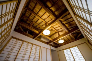 小屋組みを見せた吹上天井