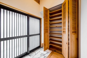 たくさんの家族を迎える大型玄関収納