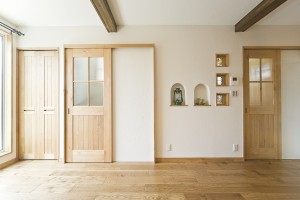 無垢建具＆アール型ニッチ＆ステンドグラス小窓